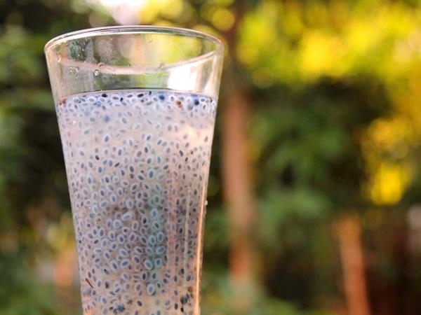 Dve žlici chia semen na dan: kaj se v resnici zgodi z vašim telesom – in zakaj je eden korak obvezen